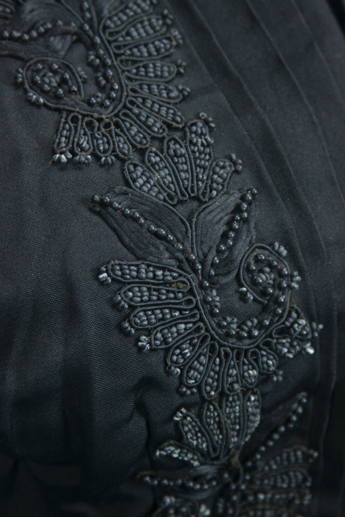 A photo of a mourning dress of black silk faille, circa 1885